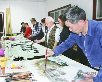 中國文藝網(wǎng)-感恩慰問元素突出 創(chuàng)作表演入情入戲